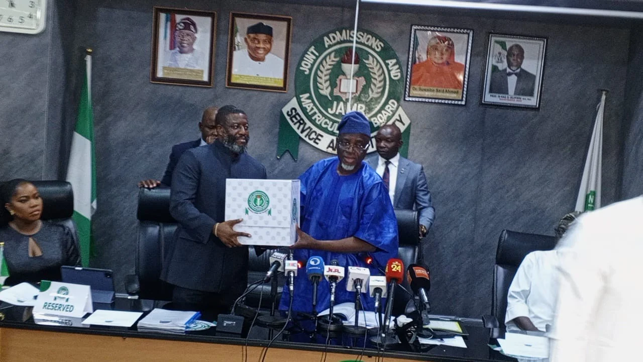Professor Is-haq Oloyede hands over to newly appointed JAMB Registrar Professor Segun Aina
